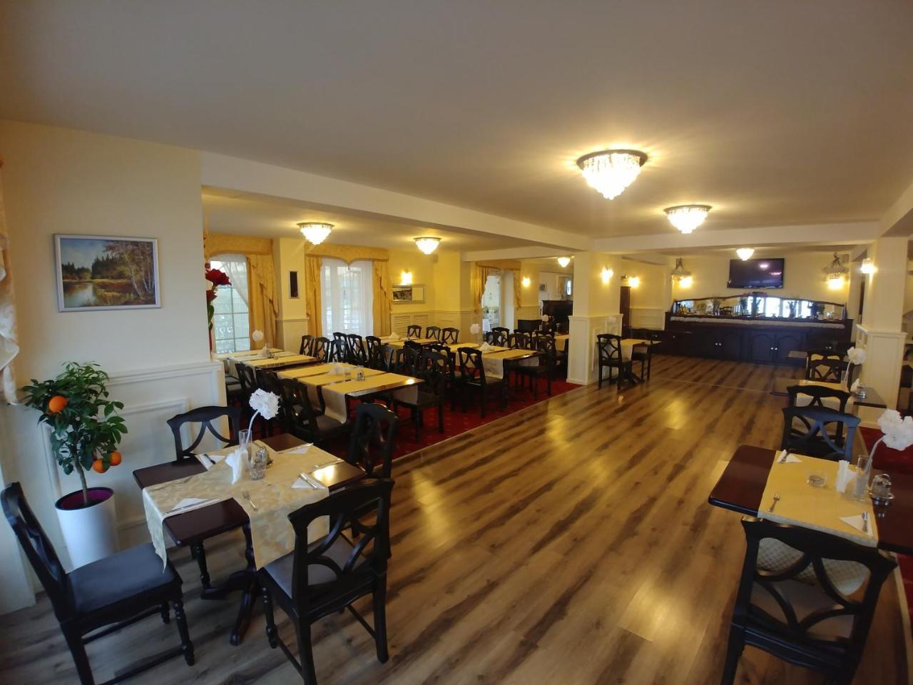 Hotel Mazurski Dworek Mikołajki Exteriör bild