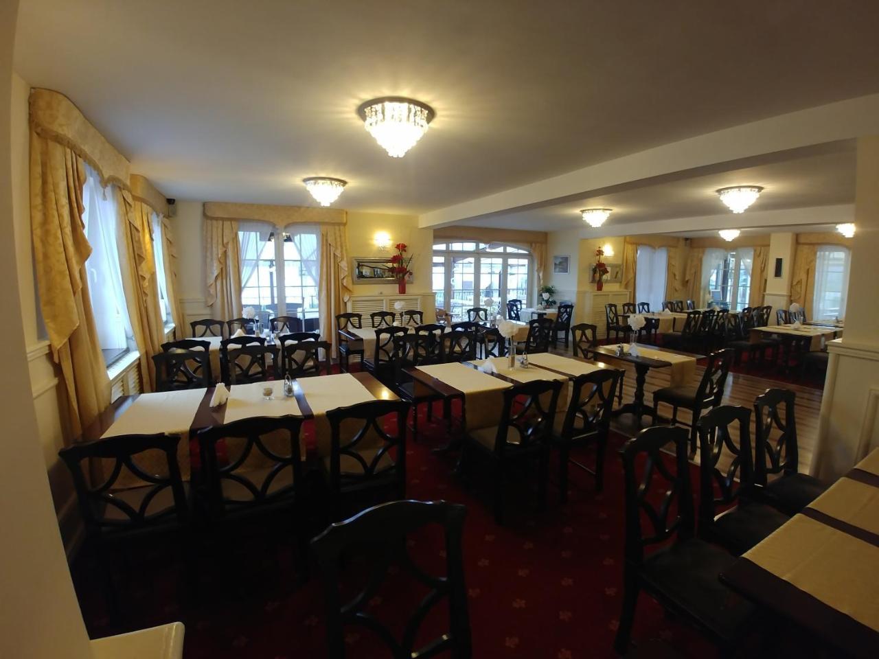 Hotel Mazurski Dworek Mikołajki Exteriör bild