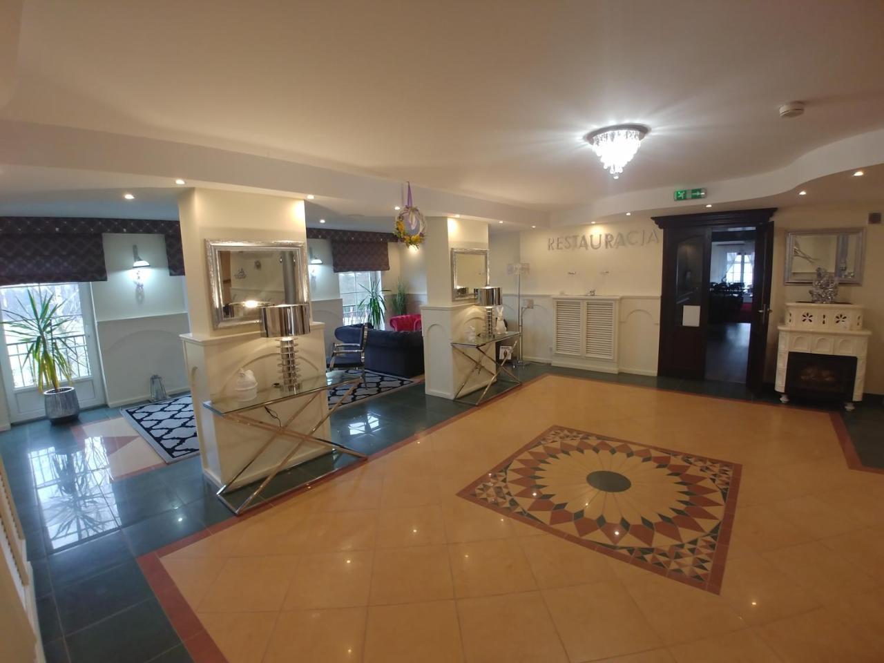 Hotel Mazurski Dworek Mikołajki Exteriör bild
